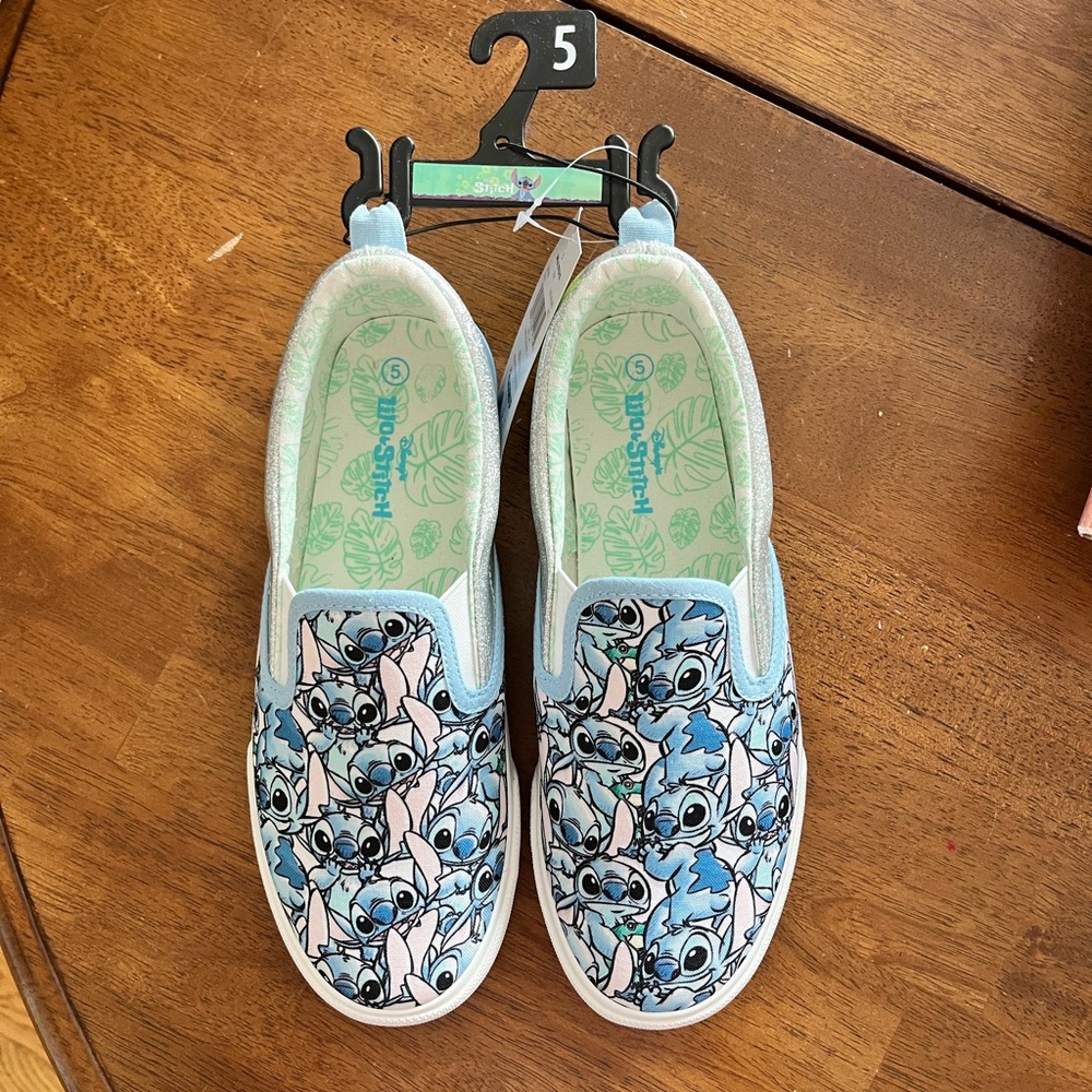 Kids stitch slip on shoes. Size Y 5